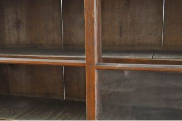 和製アンティーク　人気の薄型!　レトロな佇まいが魅力的な二段重ね収納棚(ガラスケース、キャビネット、戸棚、飾り棚、店舗什器、引き出し)(R-064236)