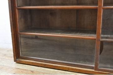 和製アンティーク　人気の薄型!　レトロな佇まいが魅力的な収納棚サイドボード(ガラスケース、キャビネット、戸棚、飾り棚、店舗什器、引き出し)(R-064238)