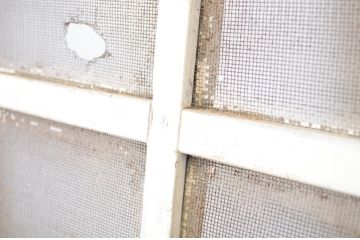アンティーク建具　ペイント仕上げ限定　レトロな風合いが味わい深いガラス扉1枚(ドア)(R-064263)