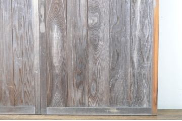 中古　板部は浮造り仕上げ!　杢目がくっきり美しい数寄屋の雨戸2枚セット(建具、板戸、引き戸)(R-064271)