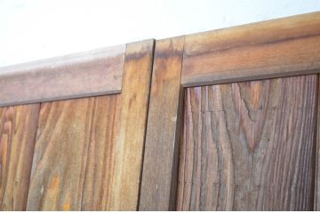 中古　板部は浮造り仕上げ!　杢目がくっきり美しい数寄屋の雨戸2枚セット(建具、板戸、引き戸)(R-064271)