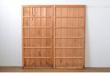中古　板部は浮造り仕上げ!　杢目がくっきり美しい数寄屋の雨戸2枚セット(建具、板戸、引き戸)(R-064271)