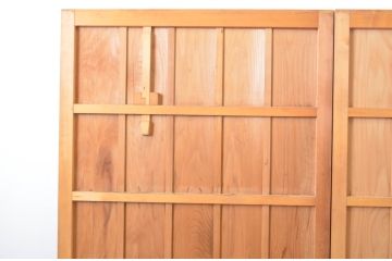 中古　板部は浮造り仕上げ!　杢目がくっきり美しい数寄屋の雨戸2枚セット(建具、板戸、引き戸)(R-064271)