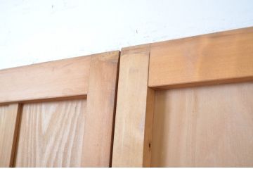中古　板部は浮造り仕上げ!　杢目がくっきり美しい数寄屋の雨戸2枚セット(建具、板戸、引き戸)(R-064271)
