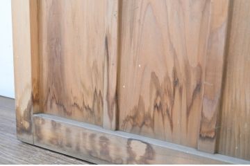 中古　板部は浮造り仕上げ!　杢目がくっきり美しい数寄屋の雨戸2枚セット(建具、板戸、引き戸)(R-064271)