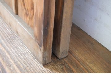中古　板部は浮造り仕上げ!　杢目がくっきり美しい数寄屋の雨戸2枚セット(建具、板戸、引き戸)(R-064271)