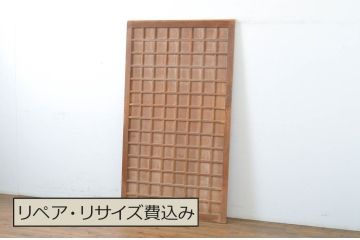 アンティーク建具　素朴な木味が懐かしい雰囲気を醸し出すマス目(升目)格子戸1枚(きつね格子、狐格子、板戸、引き戸)(R-064280)