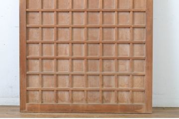 アンティーク建具　素朴な木味が懐かしい雰囲気を醸し出すマス目(升目)格子戸1枚(きつね格子、狐格子、板戸、引き戸)(R-064280)