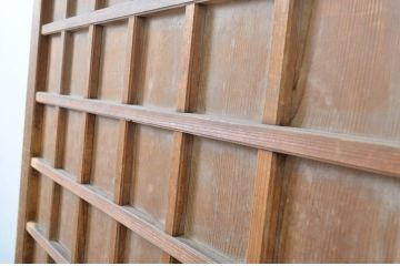 アンティーク建具　素朴な木味が懐かしい雰囲気を醸し出すマス目(升目)格子戸1枚(きつね格子、狐格子、板戸、引き戸)(R-064280)