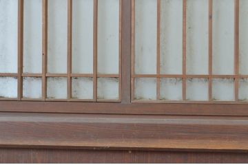 アンティーク建具　上品な和の雰囲気漂う格子ガラス入りの帯戸1枚(引き戸、板戸、ガラス帯戸)(R-064298)