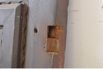 アンティーク建具　激レア　希少!　銅板張りの打ち出し細工が懐かしい雰囲気を醸し出す冷蔵庫の扉1枚(ドア)(R-064311)
