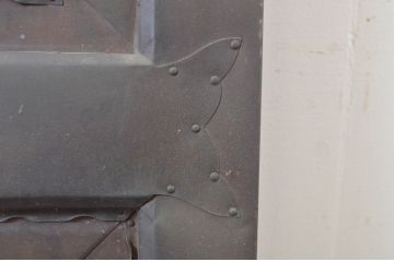 アンティーク建具　激レア　希少!　銅板張りの打ち出し細工が懐かしい雰囲気を醸し出す冷蔵庫の扉1枚(ドア)(R-064311)