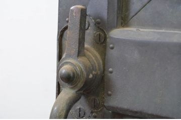 アンティーク建具　激レア　希少!　銅板張りの打ち出し細工が懐かしい雰囲気を醸し出す冷蔵庫の扉1枚(ドア)(R-064311)