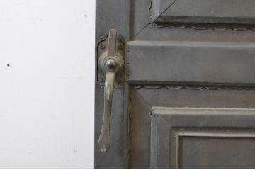 アンティーク建具　激レア　希少!　銅板張りの打ち出し細工が懐かしい雰囲気を醸し出す冷蔵庫の扉1枚(ドア)(R-064311)