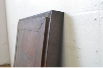 アンティーク建具　激レア　希少!　銅板張りの打ち出し細工が懐かしい雰囲気を醸し出す冷蔵庫の扉1枚(ドア)(R-064311)