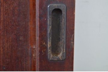 和製アンティーク　凝ったつくりの金具が目を惹く総欅(ケヤキ)材一枚板の窓2枚セット(板戸、引き戸、建具)(R-064321)