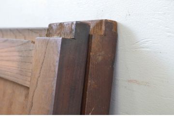 和製アンティーク　凝ったつくりの金具が目を惹く総欅(ケヤキ)材一枚板の窓2枚セット(板戸、引き戸、建具)(R-064321)