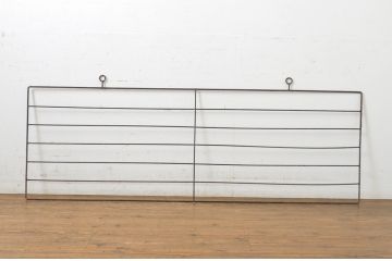 和製アンティーク　古い雑貨屋さんで使われていた壁掛けアイアンフェンス5枚セット(ディスプレイラック、ウォールフェンス、ウォールハンガー、店舗什器)(R-064323)