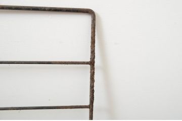 和製アンティーク　古い雑貨屋さんで使われていた壁掛けアイアンフェンス5枚セット(ディスプレイラック、ウォールフェンス、ウォールハンガー、店舗什器)(R-064323)