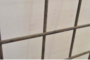 和製アンティーク　古い雑貨屋さんで使われていた壁掛けアイアンフェンス3枚セット(ディスプレイラック、ウォールフェンス、ウォールハンガー、店舗什器)(R-064324)