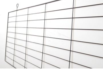 和製アンティーク　古い雑貨屋さんで使われていた壁掛けアイアンフェンス3枚セット(ディスプレイラック、ウォールフェンス、ウォールハンガー、店舗什器)(R-064324)