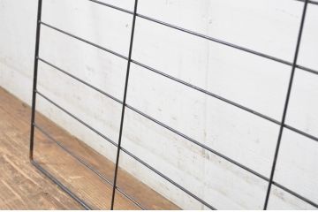和製アンティーク　古い雑貨屋さんで使われていた壁掛けアイアンフェンス3枚セット(ディスプレイラック、ウォールフェンス、ウォールハンガー、店舗什器)(R-064324)