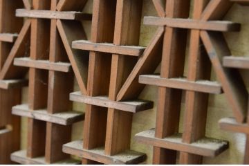  アンティーク建具　欅(ケヤキ)枠の組子入り　繊細な組子が上品な印象を与える筬欄間1枚(明かり取り、明り取り、オサランマ)(R-064326)