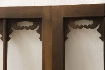 アンティーク建具　ガラス入り　透かし彫りの個性的なデザインが魅力の欄間2枚セット(明かり取り、明り取り)(R-064332)