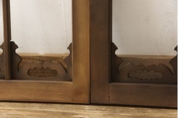 アンティーク建具　ガラス入り　透かし彫りの個性的なデザインが魅力の欄間2枚セット(明かり取り、明り取り)(R-064332)