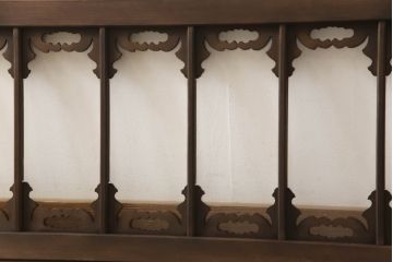 アンティーク建具　ガラス入り　透かし彫りの個性的なデザインが魅力の欄間2枚セット(明かり取り、明り取り)(R-064332)