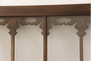 アンティーク建具　ガラス入り　透かし彫りの個性的なデザインが魅力の欄間2枚セット(明かり取り、明り取り)(R-064332)