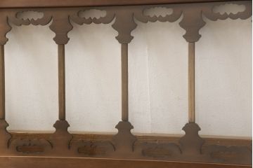 アンティーク建具　ガラス入り　透かし彫りの個性的なデザインが魅力の欄間2枚セット(明かり取り、明り取り)(R-064332)