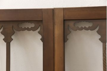 アンティーク建具　ガラス入り　透かし彫りの個性的なデザインが魅力の欄間2枚セット(明かり取り、明り取り)(R-064332)