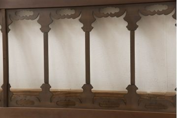 アンティーク建具　ガラス入り　透かし彫りの個性的なデザインが魅力の欄間2枚セット(明かり取り、明り取り)(R-064332)