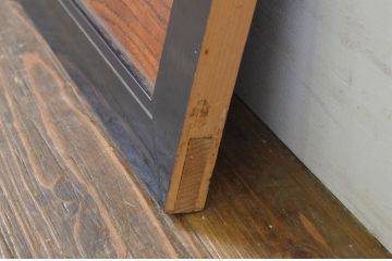 アンティーク建具　黒漆枠　欅(ケヤキ)材一枚板　美しい杢目が目を惹く透かし彫り入りの欄間2枚セット(明かり取り、明り取り)(R-064333)