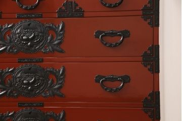 中古　美品　仙台民芸箪笥(仙台箪笥)　欅産業製　漆塗りの朱色に黒々とした金具が映える整理箪笥(収納たんす、衣装箪笥、和タンス、引き出し)(定価約110万円)(R-064352)