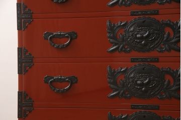 中古　美品　仙台民芸箪笥(仙台箪笥)　欅産業製　漆塗りの朱色に黒々とした金具が映える整理箪笥(収納たんす、衣装箪笥、和タンス、引き出し)(定価約110万円)(R-064352)