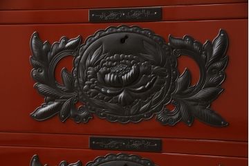 中古　美品　仙台民芸箪笥(仙台箪笥)　欅産業製　漆塗りの朱色に黒々とした金具が映える整理箪笥(収納たんす、衣装箪笥、和タンス、引き出し)(定価約110万円)(R-064352)