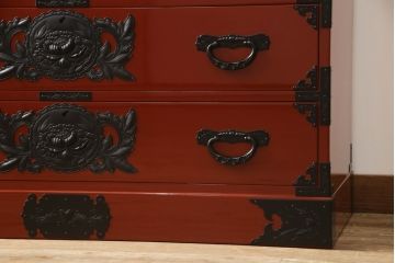 中古　美品　仙台民芸箪笥(仙台箪笥)　欅産業製　漆塗りの朱色に黒々とした金具が映える整理箪笥(収納たんす、衣装箪笥、和タンス、引き出し)(定価約110万円)(R-064352)