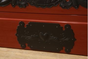 中古　美品　仙台民芸箪笥(仙台箪笥)　欅産業製　漆塗りの朱色に黒々とした金具が映える整理箪笥(収納たんす、衣装箪笥、和タンス、引き出し)(定価約110万円)(R-064352)
