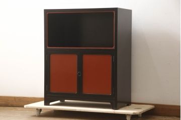 中古　美品　希少　通商産業大臣指定伝統的工芸品　松本民芸家具　和モダンな空間を演出する一閑張りの飾り棚(茶棚、茶箪笥、違い棚、収納棚、戸棚、サイドキャビネット)(R-064357)