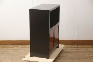 中古　美品　希少　通商産業大臣指定伝統的工芸品　松本民芸家具　和モダンな空間を演出する一閑張りの飾り棚(茶棚、茶箪笥、違い棚、収納棚、戸棚、サイドキャビネット)(R-064357)