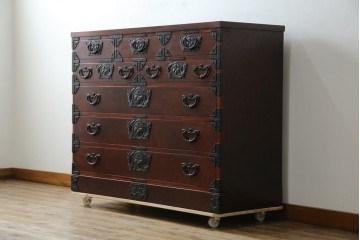 中古　美品　岩谷堂箪笥　力強い木目と重厚感ある金具が魅力の和箪笥　(R-064358)