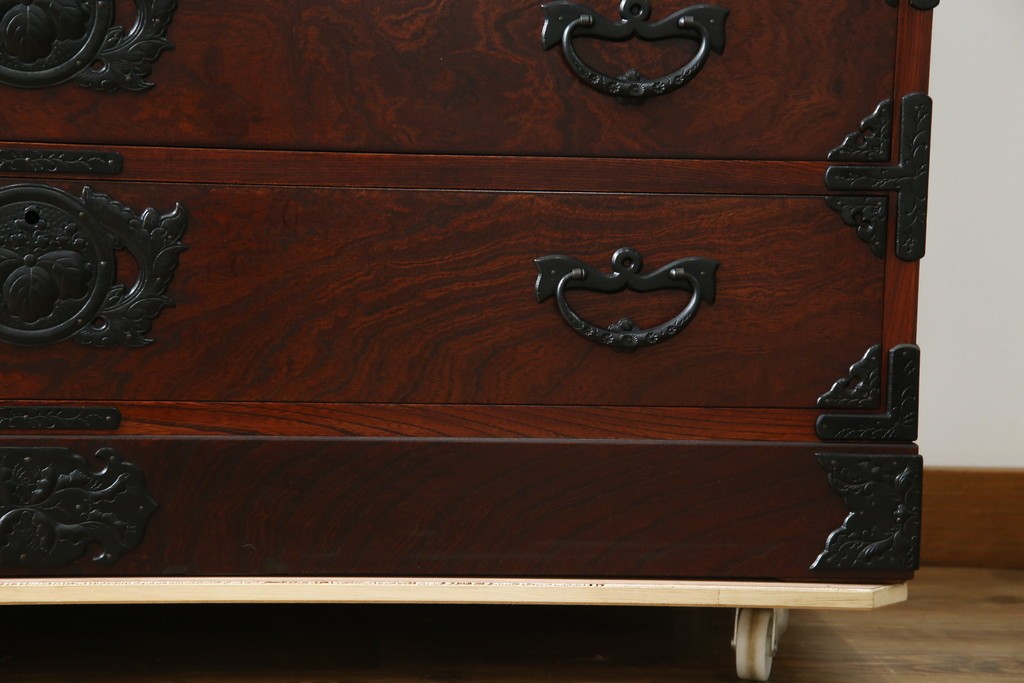 中古　美品　岩谷堂箪笥　力強い木目と重厚感ある金具が魅力の和箪笥　(R-064358)