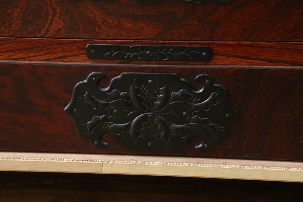 中古　美品　岩谷堂箪笥　力強い木目と重厚感ある金具が魅力の和箪笥　(R-064358)