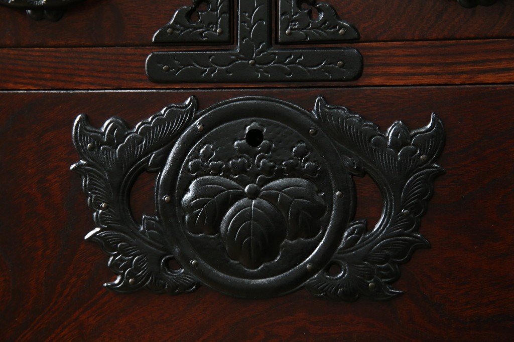 中古　美品　岩谷堂箪笥　力強い木目と重厚感ある金具が魅力の和箪笥　(R-064358)