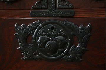 中古　美品　岩谷堂箪笥　力強い木目と重厚感ある金具が魅力の和箪笥　(R-064358)