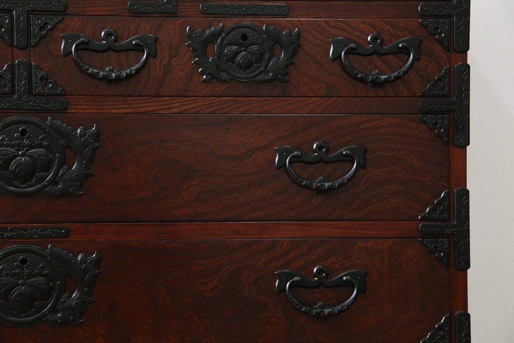 中古　美品　岩谷堂箪笥　力強い木目と重厚感ある金具が魅力の和箪笥　(R-064358)