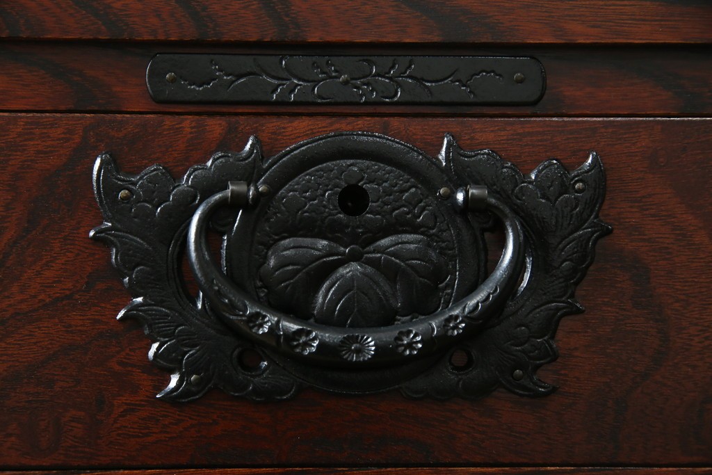 中古　美品　岩谷堂箪笥　力強い木目と重厚感ある金具が魅力の和箪笥　(R-064358)