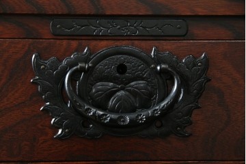 中古　美品　岩谷堂箪笥　力強い木目と重厚感ある金具が魅力の和箪笥　(R-064358)